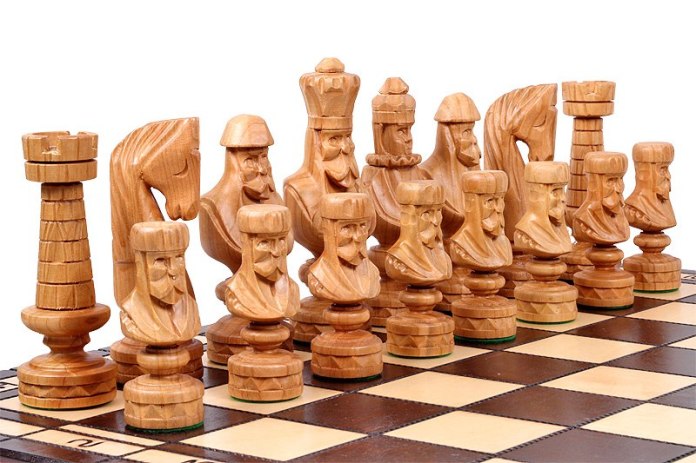 Duże rzeźbione figury szachowe król 14,5 cm